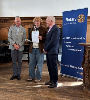 Den ersten Preis erzielte Erik Bosse (M.) mit seinem Vortrag „Zukunft“. Dr. Wolfgang Köhler (rechts), Präsident Rotary Club Euskirchen, Tom Erlenbruch (links), Präsident Rotary Club Euskirchen-Burgfey (Foto: Rita Witt)