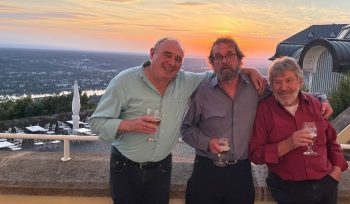 Vom Lagerfeuergesang auf die Bühne: Das A-Capella-Trio: „Das Eu-Semble“ Bild: Das Eu-Semble