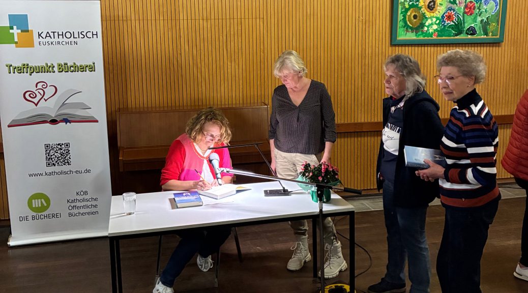 Gunild Lohmann-Sistig, Kulturjournalistin und Mutter von vier Kindern, las aus ihrem Roman mit ihrem verstorbenen Sohn als jugendlichen Titelhelden. Bei der Signierstunde herrschte großer Andrang. Bild: Rita Witt