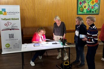 Gunild Lohmann-Sistig, Kulturjournalistin und Mutter von vier Kindern, las aus ihrem Roman mit ihrem verstorbenen Sohn als jugendlichen Titelhelden. Bei der Signierstunde herrschte großer Andrang. Bild: Rita Witt