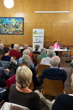 Sorgte für spannende Gänsehautmomente im Forum St. Matthias in Euskirchen. Die Autorenlesung von Gunild Lohmann-Sistig (v.r.) aus „Ego sum Gereon“ („Ich bin Gereon“), unterstützt durch Tochter Juliane. Foto: Rita Witt