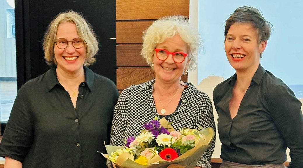 Große Freude bei der Preisverleihung: Die Preisträgerin Monika Lauer (Mitte) erhält im Beisein von Astrid Günther (links), Gleichstellungsbeauftragte des Kreises Euskirchen, und der stellvertretenden Landrätin Annegret Lewak den Margaretha-Linnery-Preis. Bild: Pressestelle Kreis Euskirchen