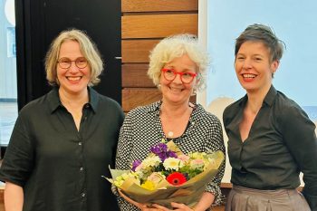 Große Freude bei der Preisverleihung: Die Preisträgerin Monika Lauer (Mitte) erhält im Beisein von Astrid Günther (links), Gleichstellungsbeauftragte des Kreises Euskirchen, und der stellvertretenden Landrätin Annegret Lewak den Margaretha-Linnery-Preis. Bild: Pressestelle Kreis Euskirchen 