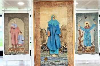 Bild 3:Die Ausstellung „Ikonen des Möglichen“ zeigt noch bis zum 1. April großformatige textile Kunstwerke. Bild: Pressestelle Kreis Euskirchen 