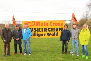 Das Orga-Team um Hermann Josef Deutschbein (v.l.) und Matthias Bolde ist begeistert am Start, um wieder für spektakuläre Moto-Cross-Rennen am 1. Mai zu sorgen. Bild: Tameer Gunnar Eden/Eifeler Presse Agentur/epa