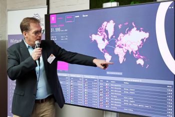 Punktquadrat-Geschäftsführer Stefan Guhlke zeigte den Gästen Hackerangriffe in Echtzeit. Bild: Michael Thalken Eifeler Presse Agentur/epa