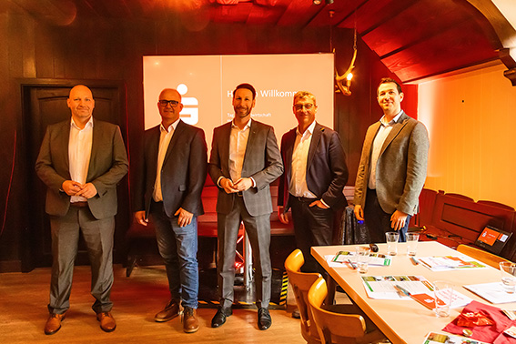 Bodenständige Unterstützung in der Agrarwirtschaft will der „Tag der Landwirtschaft“ von Kreisbauernschaft und Kreissparkasse Euskirchen geben: Marco Knips (v.l.) Agrarfachberater der KSK, Helmut Dahmen, Vorsitzender der Kreisbauernschaft Euskirchen, Daniel Ruland, KSK-Vorstand, Erich Gussen, Präsident des Rheinischen Landwirtschafts-Verbandes (RLV) und Martin Spiegelhalter, Geschäftsführer der Kreisbauernschaft Euskirchen, informierten über die aktuelle Situation in der Landwirtschaft. Bild: Tameer Gunnar Eden/Eifeler Presse Agentur/epa