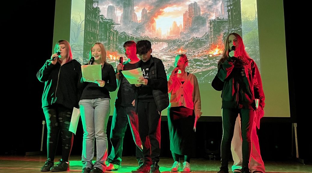 Eigener Gesang komplementierte die Aufführung mit Theater-, Tanz- und Multimedia-Elementen. Bild: music4everybody! e.V.