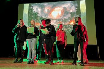 Eigener Gesang komplementierte die Aufführung mit Theater-, Tanz- und Multimedia-Elementen. Bild: music4everybody! e.V.