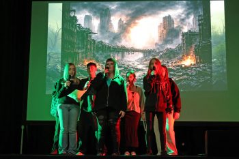 Eigener Gesang komplementierte die Aufführung mit Theater-, Tanz- und Multimedia-Elementen. Bild: Michael Thalken/Eifeler Presse Agentur/epa