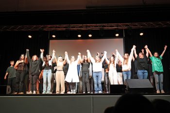 Am Ende gab es großen Applaus für die Schülerinnen und Schüler der Jahrgangsstufe 8 sowie für ihre Dozenten. Bild: Michael Thalken/Eifeler Presse Agentur/epa