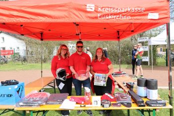 Die KSK Euskirchen ist nicht nur seit vielen Jahren Sponsor des Eifeler Sparkassen Crossduathlons, sondern auch stets mit einem Losverkauf aktiv vor Ort. Bild: Michael Thalken/Eifeler Presse Agentur/epa