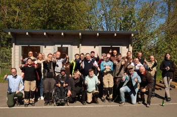 Nach der Gesprächsrunde stellten sich alle begeistert zum Gruppenbild auf. Bild: Tameer Gunnar Eden/Eifeler Presse Agentur/epa