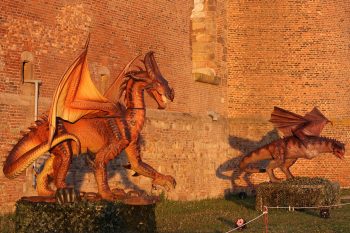 Die Drachen bieten auch bei Tageslicht eine imposante Erscheinung. Bild: Michael Thalken/Eifeler Presse Agentur/epa
