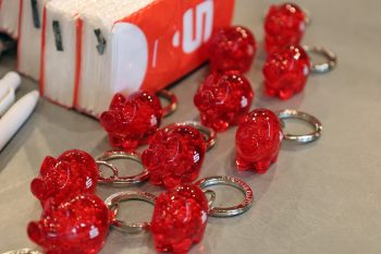 Besonders die kleinen Glückschweine als Schlüsselanhänger hatten es einigen Messebesuchern angetan. Bild: Michael Thalken/Eifeler Presse Agentur/epa