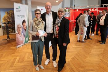 Freuten sich über einen gelungenen „FürSorge Tag Eifel“: GfW-Geschäftsführerin Bianka Renn (v.l.), Bürgermeister Ingo Pfennings und DLG-Vorstandsmitglied Petra Schumacher-Hendus. Bild: Michael Thalken/Eifeler Presse Agentur/epa