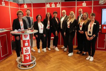Die Kreissparkasse Euskirchen war neben KSK-Vorstand Daniel Ruland (2.v.l.) mit einem Großaufgebot an Mitarbeiterinnen und Mitarbeitern sowie Kolleginnen und Kollegen der S-Finanz angereist und informierte am Stand und per Vortrag facettenreich über das Thema Vorsorge. Bild: Michael Thalken/Eifeler Presse Agentur/epa