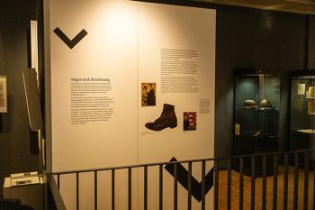 Von Erlebnissen der letzten Kriegswochen spricht Agnes Zell, die als Kind bei einem Tieffliegerangriff durch den Fuß geschossen wurde – der originale Schuh ist im Eingangsbereich des Museums ausgestellt. Bild: Tameer Gunnar Eden/Eifeler Presse Agentur/epa