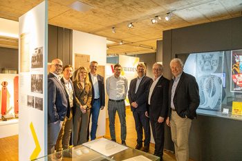 Eine Delegation der Kreissparkasse Euskirchen, unter ihnen (v.r.) Vorstand Wolfgang Krüger und Vorstandsvorsitzender Holger Glück, war beeindruckt von der Ausstellung „Neubeginn im Frieden“. Bild: Tameer Gunnar Eden/Eifeler Presse Agentur/epa