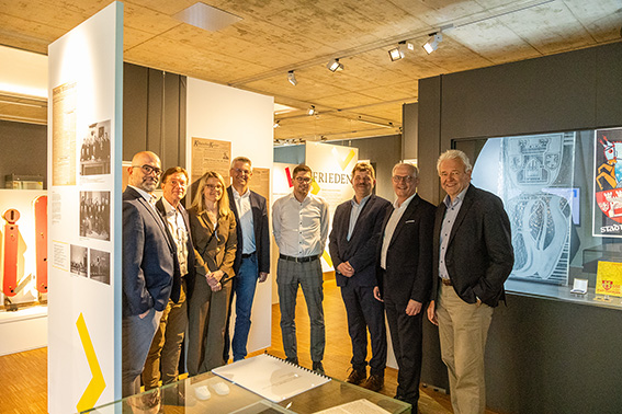 Eine Delegation der Kreissparkasse Euskirchen, unter ihnen (v.r.) Vorstand Wolfgang Krüger und Vorstandsvorsitzender Holger Glück, war beeindruckt von der Ausstellung „Neubeginn im Frieden“. Bild: Tameer Gunnar Eden/Eifeler Presse Agentur/epa
