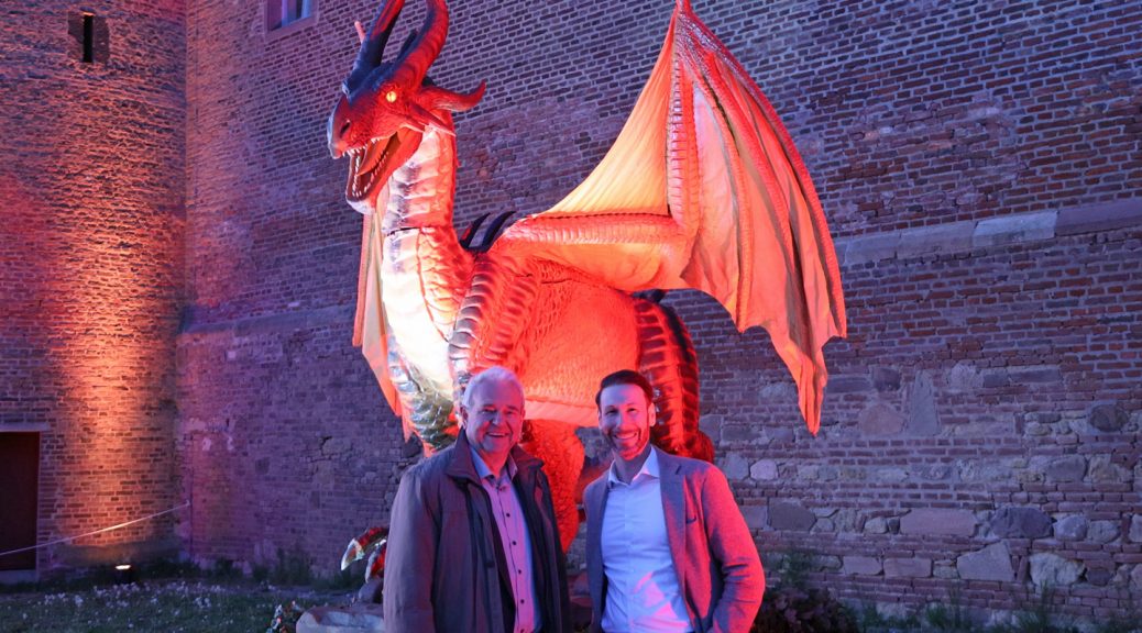 Die beiden KSK-Vorstände, Wolfgang Krüger (links) und Daniel Ruland, machten sich vor der offiziellen Eröffnung ein eigenes Bild von den „Leuchtenden Gärten“ und zeigten dabei, dass sie auch vor großen Drachen keine Angst haben. Bild: Michael Thalken/Eifeler Presse Agentur/epa