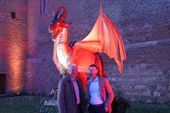 Die beiden KSK-Vorstände, Wolfgang Krüger (links) und Daniel Ruland, machten sich vor der offiziellen Eröffnung ein eigenes Bild von den „Leuchtenden Gärten“ und zeigten dabei, dass sie auch vor großen Drachen keine Angst haben. Bild: Michael Thalken/Eifeler Presse Agentur/epa