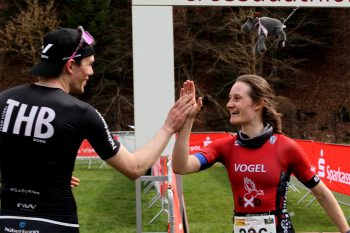 Den ersten Platz bei den Frauen errang Milena Vogel vom TuS Schleiden, hier mit dem Sieger Jan Seidl. Insgesamt landete sie auf Platz 3. Bild: Michael Thalken/Eifeler Presse Agentur/epa