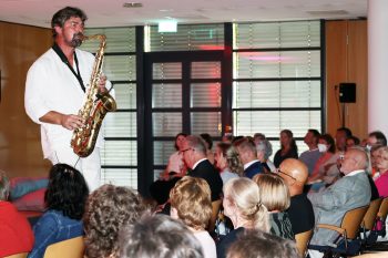 Der Saxophonist Martin Frings (hier bei der Criminale im S-Forum der KSK Euskirchen) sorgt ab 14.30 Uhr für Swing, Pop und „Schubidu“. Archivbild: Michael Thalken/Eifeler Presse Agentur/epa