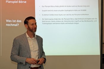 KSK-Vorstand Daniel Ruland stellte die Gewinnerinnen und Gewinner des Planspiels Börse vor und hatte für die jungen Leute darüber hinaus einige Finanztipps zu bieten. Bild: Michael Thalken/Eifeler Presse Agentur/epa