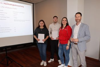 Platz eins in der Nachhaltigkeitswertung beim Sparkassen-Azubiwettbewerb: „Die Inflations-Profis“ mit Celina Barwich und Julian Wygand. Bild: Michael Thalken/Eifeler Presse Agentur/epa