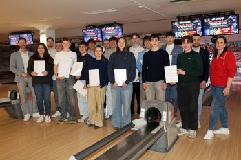 Nach der Preisübergabe standen für die Siegerinnen und Sieger Bowling und Pizza auf dem Programm. Bild: Michael Thalken/Eifeler Presse Agentur/epa