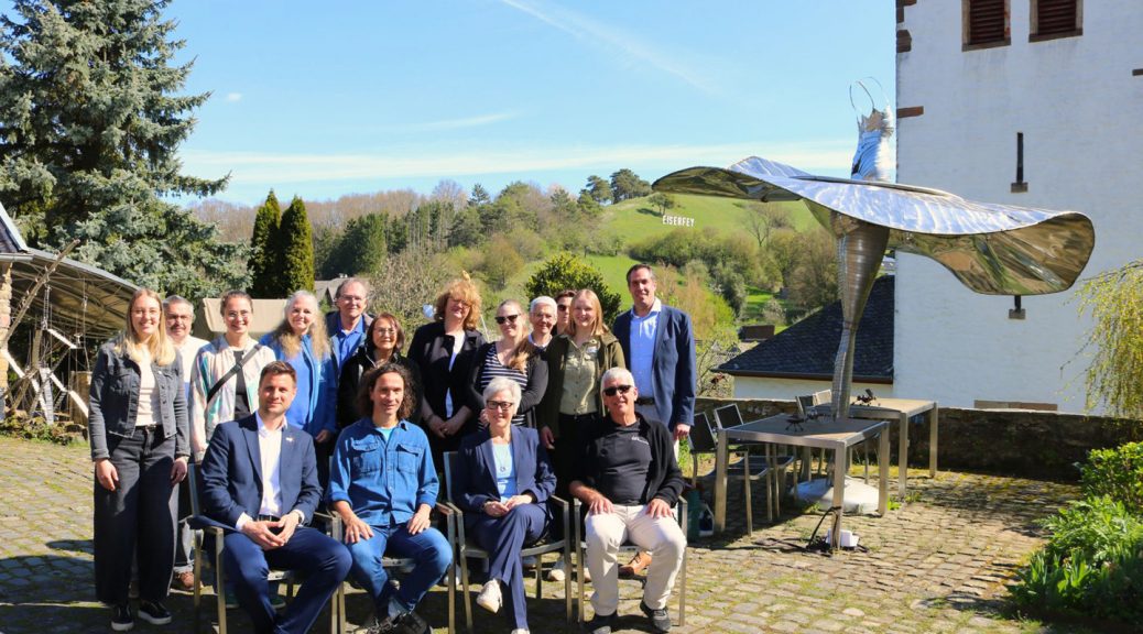 Einige Akteure und Vertreter der Nordeifel Tourismus GmbH stellten auf dem Kunsthof Eiserfey das Programm für den zwölften Aktionstag vor. Vorne sitzend (v.l.): Michael Fingel, Stephan Brings, Iris Poth und Peter Ratz. Bild: Nordeifel Tourismus GmbH