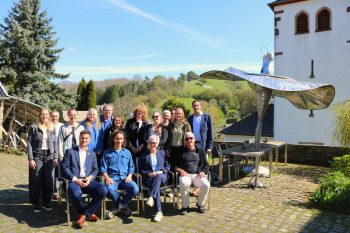 Einige Akteure und Vertreter der Nordeifel Tourismus GmbH stellten auf dem Kunsthof Eiserfey das Programm für den zwölften Aktionstag vor. Vorne sitzend (v.l.): Michael Fingel, Stephan Brings, Iris Poth und Peter Ratz. Bild: Nordeifel Tourismus GmbH