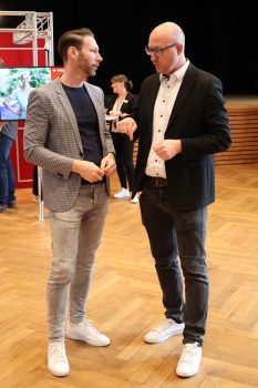 Auf der Messe war auch immer wieder Gelegenheit zum persönlichen Gespräch wie hier zwischen KSK-Vorstand Daniel Ruland und dem Bürgermeister von Schleiden, Ingo Pfennings. Bild: Michael Thalken/Eifeler Presse Agentur/epa