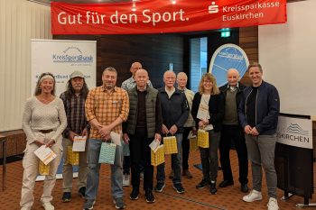 Landrat Markus Ramers ehrte besonders die Jubilare, von denen einige den Sportabzeichen-Wettbewerb schon über 50-mal absolviert hatten. Bild: Kreis Euskirchen