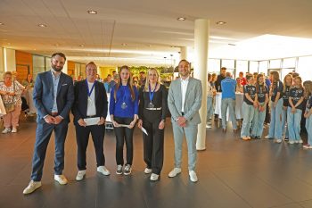 Strahlende Gesichter bei den Ehrungen: Christian Stahl (vorn von links), Kölnische Rundschau, beglückwünschte die Sportlerinnen Lisa Reinecke, Alexandra Simin und Lena Fink zusammen mit F&S-Geschäftsführer Jan Radermacher. Bild: Tameer Gunnar Eden/Eifeler Presse Agentur/epa