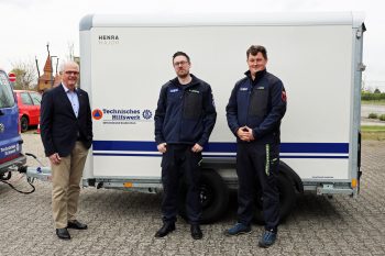 Übergaben den neuen Kofferanhänger seiner Bestimmung: Der Vorstandsvorsitzende der KSK Euskirchen, Holger Glück (v.l.), der Vorsitzende der THW-Helfervereinigung, Marc Lohmeyer, und der THW-Ortsbeauftragte Euskirchen, Lukas Heinen. Bild: Michael Thalken/Eifeler Presse Agentur/epa