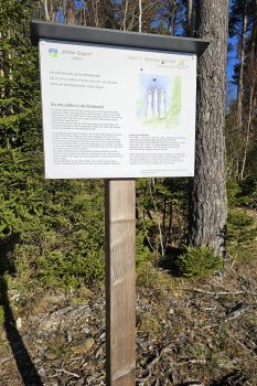 Auf insgesamt sieben Tafeln wird die Sagenwelt der Gemeinde Kall wieder lebendig. Bild: Michael Thalken/Eifeler Presse Agentur/epa