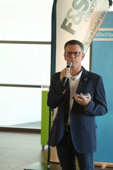 Der Journalist Thomas Schmitz moderierte souverän und unterhaltsam die Ehrungen der Kreis Euskirchener Sport-Spitze. Bild: Tameer Gunnar Eden/Eifeler Presse Agentur/epa