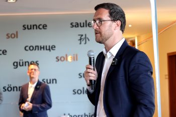 Für Teamplay und Sportsgeist lobte Thorsten Volkmann, F&S-Geschäftsführer, die versammelten Sportlerinnen und Sportler des Jahres 25 im Kreis Euskirchen. Bild: Tameer Gunnar Eden/Eifeler Presse Agentur/epa