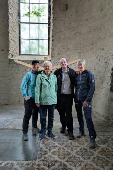 Zeitzeugin Gisela Mey und Moderator Andreas Züll in der Ruine der Rochuskirche, flankiert von den beiden Bergführerinnen Sabine Mey (links) und Sabine Sistig vom Deutschen Alpenverein Sektion Eifel. Bild: Privat
