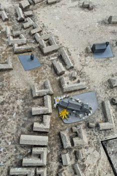 Eine unbekannte Hand hatte die kleine Rochuskirche mit der abgebrochenen Turmspitze auf dem Dorf-Model neben der Kirchenruine an diesem Morgen mit Blumen geschmückt, das Model wurde von dem Architekten Elmar Heimbach gestaltet und vermittelt den Besucherinnen und Besuchern seit 2011 einen Eindruck vom einstigen Aussehen Wollseifens. Bild: Privat 