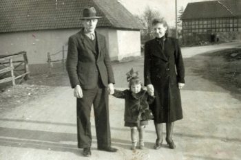 Gisela Mey während des Krieges mit ihren Eltern im noch unzerstörten Wollseifen. Bild: Privat