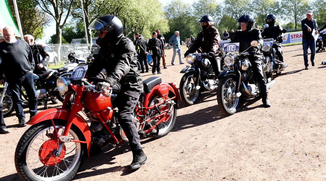 Im Abstand von einer halben Minute begaben sich die Motorräder auf die Piste. Bild: Michael Thalken/Eifeler Presse Agentur/epa