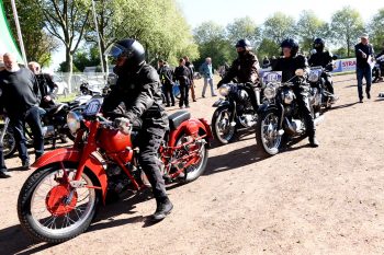 Im Abstand von einer halben Minute begaben sich die Motorräder auf die Piste. Bild: Michael Thalken/Eifeler Presse Agentur/epa