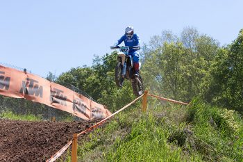 Auf der besten präparierten Strecke konnten die Motocross-Piloten wie hier am Table zur Begeisterung der Zuschauenden weite Sprünge wagen. Bild: Tameer Gunnar Eden/Eifeler Presse Agentur/epa