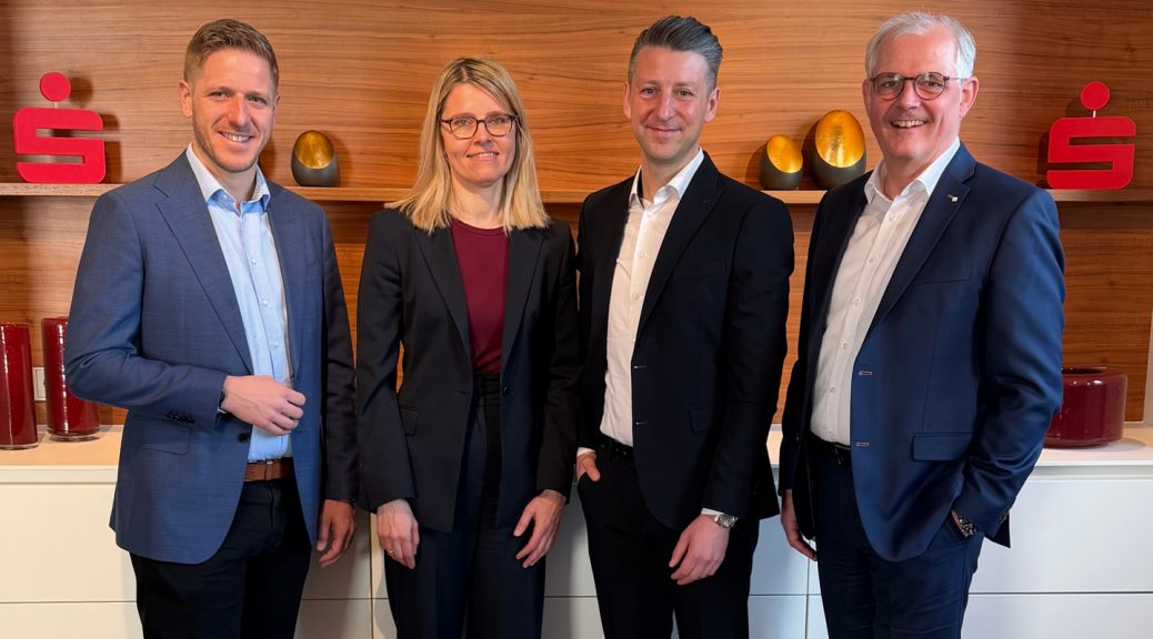 Markus Ramers (l.), Vorsitzender des Verwaltungsrats der Kreissparkasse Euskirchen, und Holger Glück (r.), Vorstandsvorsitzender der Kreissparkasse Euskirchen, gratulieren Anja Winkler und Marius Linden zur Bestellung. Foto: Sven Stampe / KSK Euskirchen