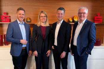 Markus Ramers (l.), Vorsitzender des Verwaltungsrats der Kreissparkasse Euskirchen, undHolger Glück (r.), Vorstandsvorsitzender der Kreissparkasse Euskirchen, gratulieren Anja
Winkler und Marius Linden zur Bestellung. Foto: Sven Stampe / KSK Euskirchen