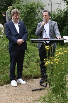 Karl-Heinz Daniel und Sacha Reichelt betonten, wie wichtig es sei, demokratische Werte zu leben, sie wertzuschätzen und zu verteidigen. Bild: Marienschule