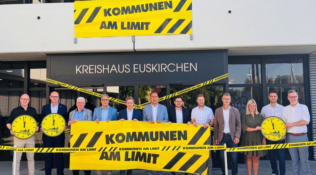 Kommunale Finanznot ist keine abstrakte Zahl. Sie entscheidet darüber, ob der Bus fährt, das Bad offenbleibt, die Bibliothek zugänglich ist, das Bürgeramt funktioniert und der Spielplatz gepflegt wird. Gemeinsam setzten heute Landrat und Bürgermeister ein starkes Zeichen und betonten, dass die Kommunen inzwischen am Limit sind. Foto: W. Andres / Kreis Euskirchen